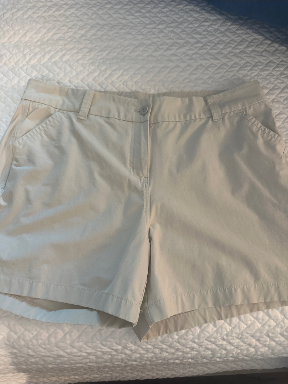 Vineyard Vines Women's khaki Performance Shorts